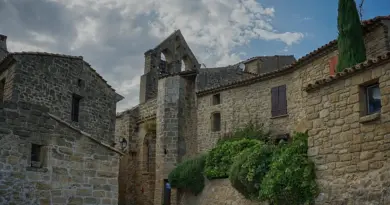 Au Festival d’Avignon, les « Affaires familiales » s’incarnent sur le plateau d’Emilie Rousset