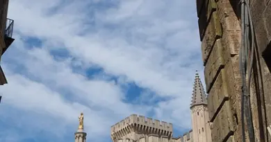 Avignon 2025 : “Les Perses”, par Gwenaël Morin, la langue sauvage d’Eschyle portée par des acteurs à l’engagement féroce