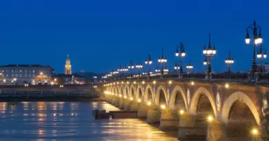 Dépose-minute pour les autocars devant le pont d’Avignon pour dégager la vue sur le monument