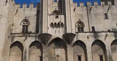 Location Airbnb : au tour d’Avignon de déclarer la guerre aux boîtes à clé