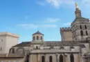 Locations Airbnb : la guerre aux boîtes à clés accrochées au mobilier urbain est ouverte à Avignon