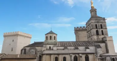 Locations Airbnb : la guerre aux boîtes à clés accrochées au mobilier urbain est ouverte à Avignon