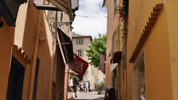 COMMENT GAGNER LA BATAILLE DE LA RÉINDUSTRIALISATION ? REGARDS CROISÉS ENTRE TERRITOIRES, INDUSTRIELS ET HABITANTS DE LA RÉGION PROVENCE-ALPES-CÔTE D’AZUR