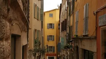 « Raymond Devos est un artisan des mots » : le comédien Raphaël Bianciotto sur scène à la Comédie d’Aix
