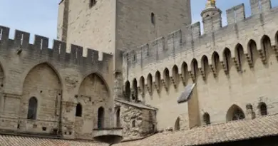 Restauration des façades du Palais des papes à Avignon